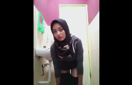 hijaber cantik malah asik main di toilet sambil di rekam